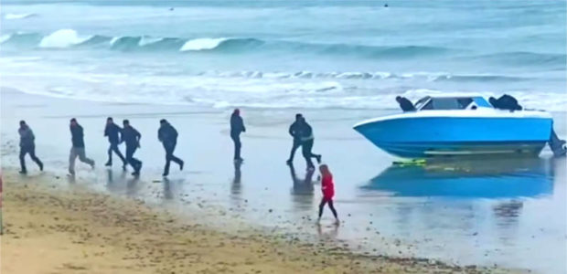 [VIDEO] – Another boat full of illegals RUSH into U.S. past shocked California beachgoers