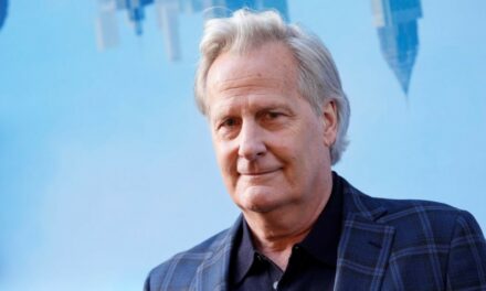 Actor Jeff Daniels says he hopes voters will choose Biden amid ‘war on Democracy’ 