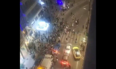 [BREAKING VIDEO] – A mob of Arab rioters are trying to break into hotel in Greece where Israelis are staying