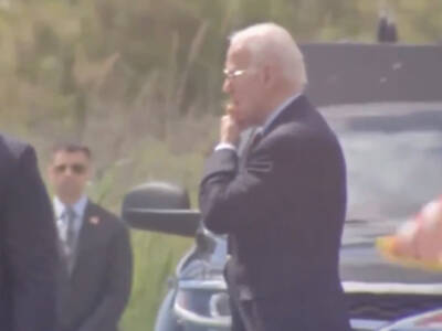 SLOW JOE! Senile Biden Shuffles, Freezes for No Reason While Boarding Marine One