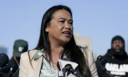 Oakland in Crisis As Mayor Maintains Her Innocence After FBI Raid on Her House