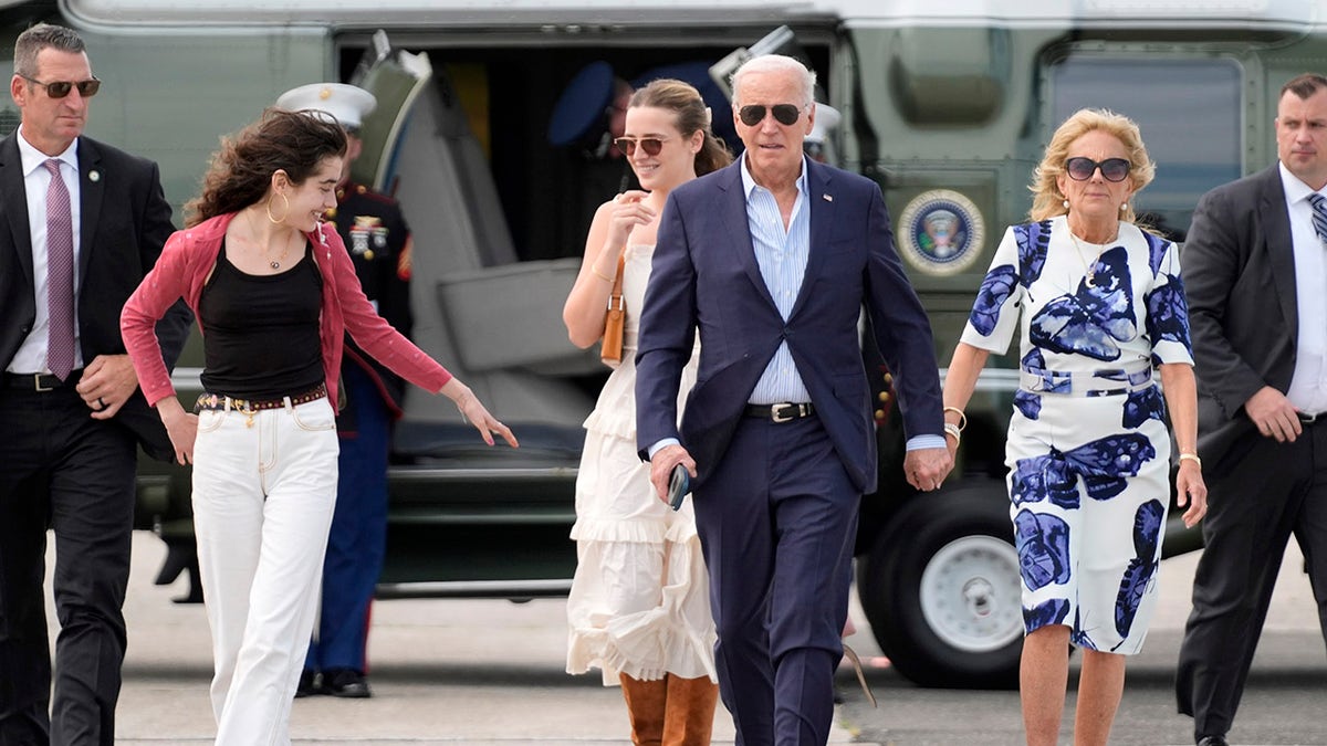 Biden and family arrive on Marine One