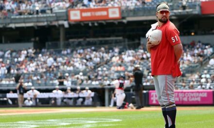 Yankees, Reds players engage in national anthem standoff before Fourth of July game