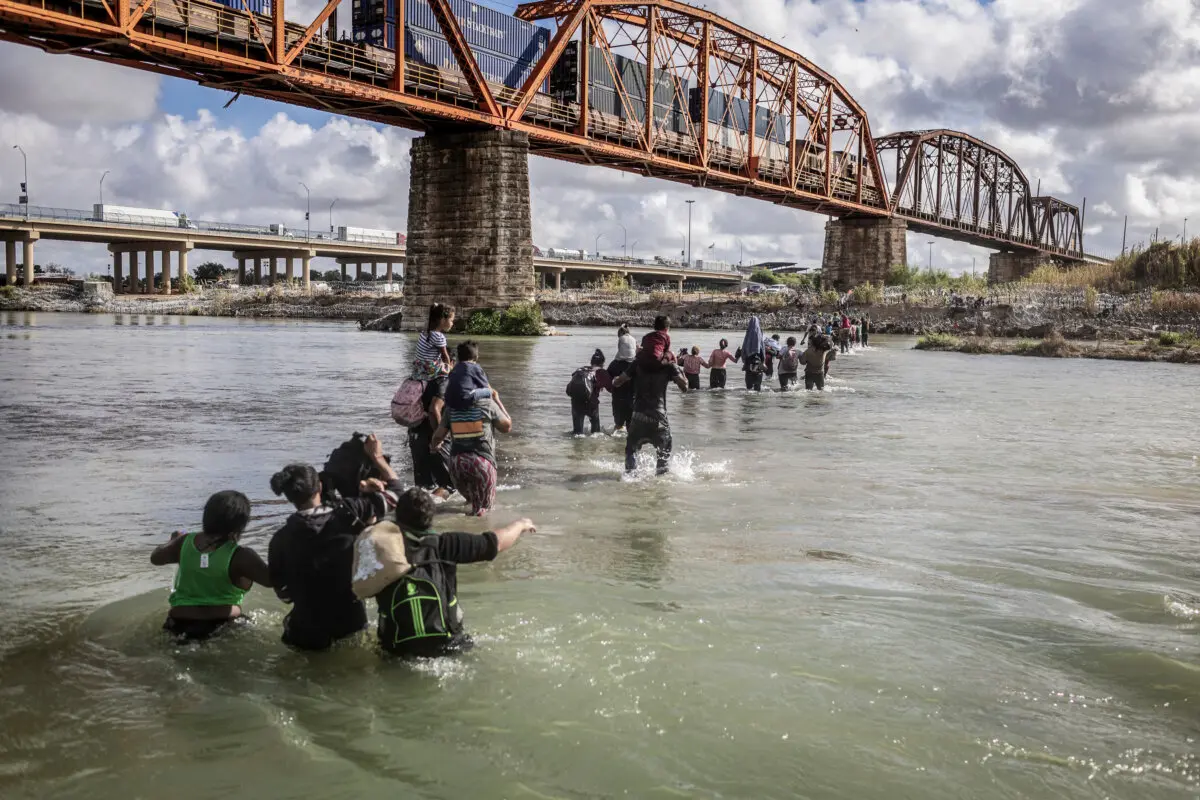 Illegal immigrants cross the Rio Grande from Mexico into the United States in Eagle Pass, Texas, on Sept. 30, 2023. (John Moore/Getty Images)