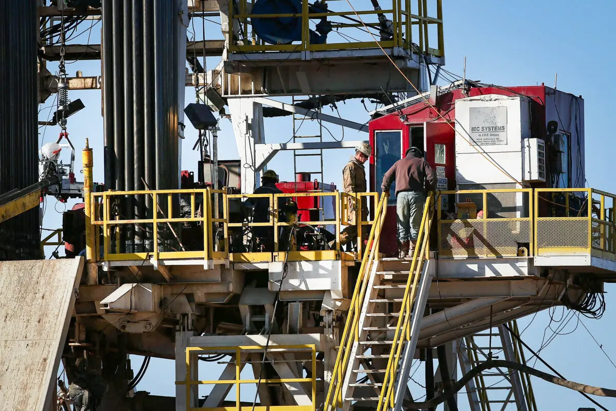 Workers stand on the platform of a fracking rig in the Permian Basin oil field in Midland, Texas, on Jan. 21, 2016. (Spencer Platt/Getty Images)