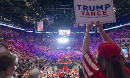 Amazing: Speed Painter at Rally Whips Up Trump Portrait in 180 Seconds—but His Message Is Even Better