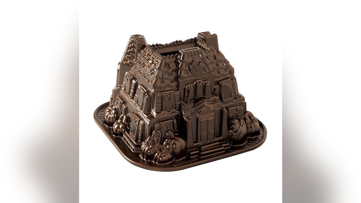 Make a spooky cake for Halloween with this cake mold. 