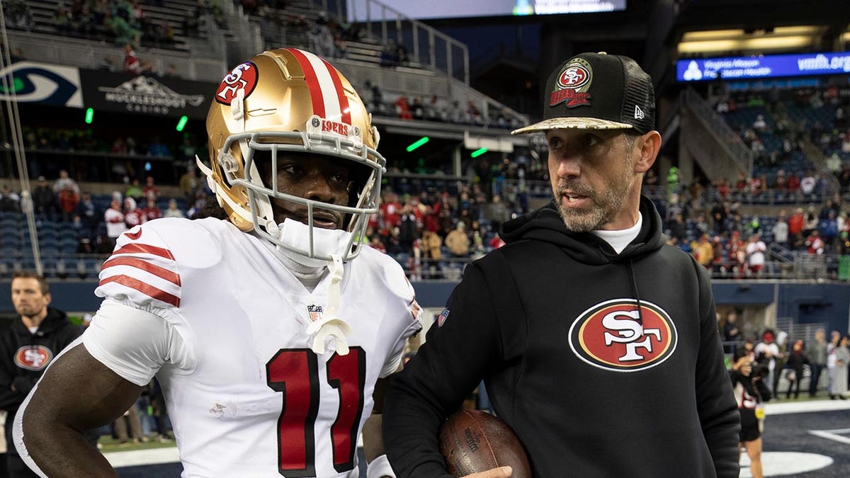 Brandon Aiyuk talks to Kyle Shanahan