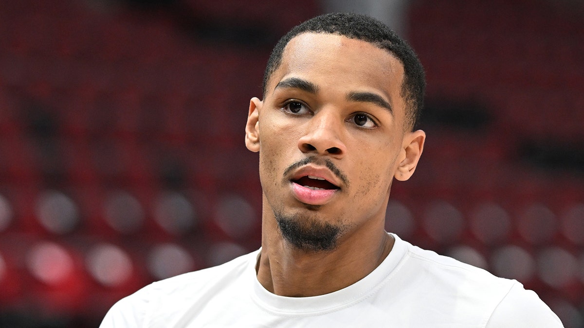 Dejounte Murray warms up before a game