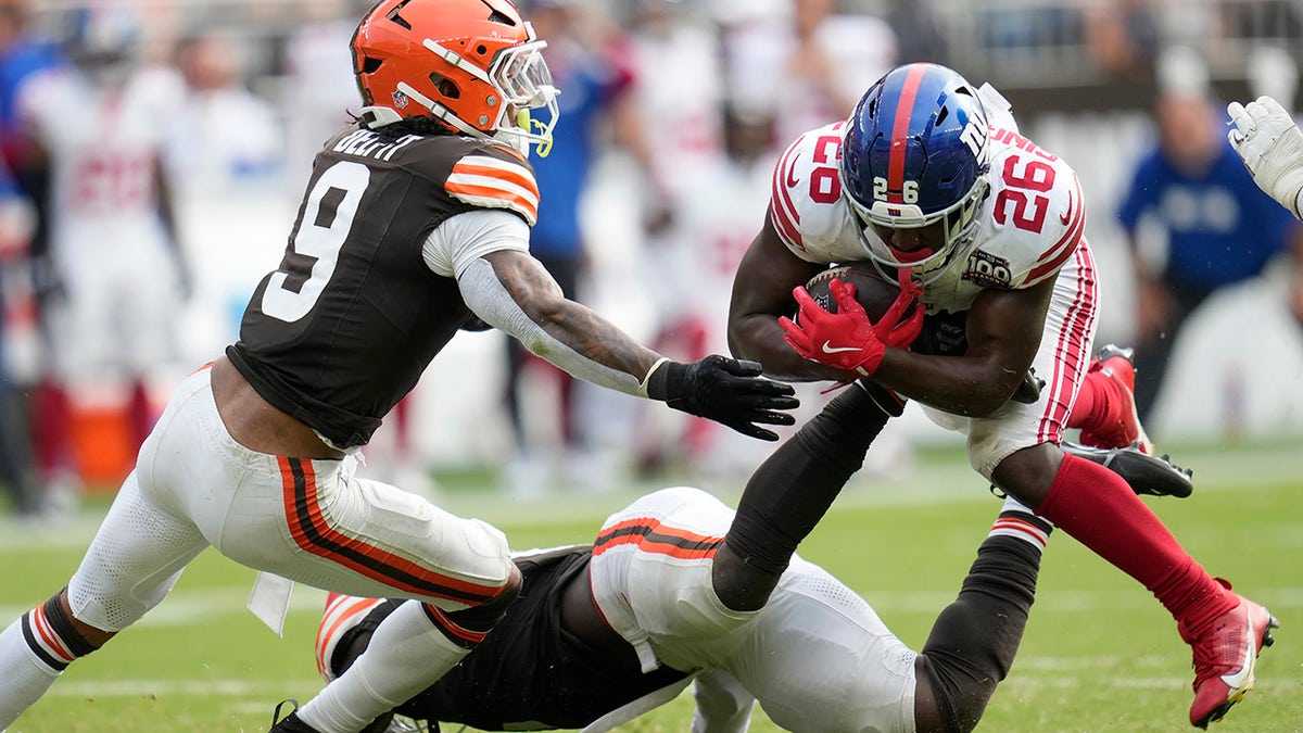 Devin Singletary tries to escape tacklers