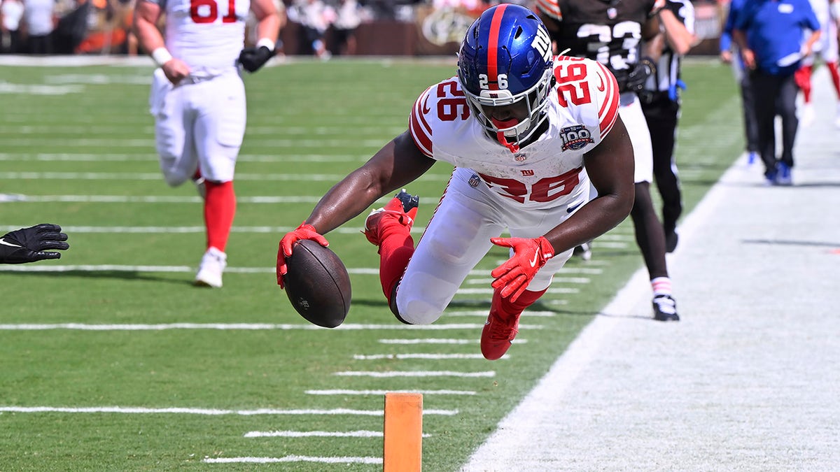 Devin Singletary runs for a TD