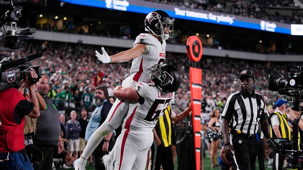 Drake London celebrates touchdown