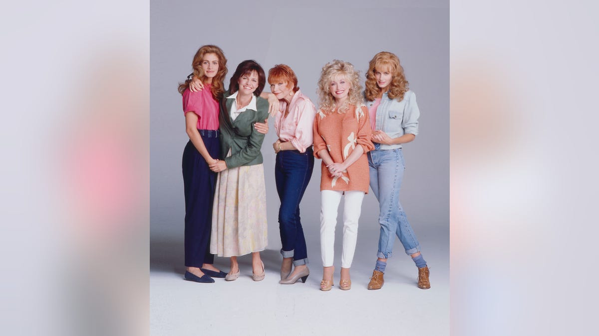 Julia Roberts, Sally Field, Shirley MacClaine, Dolly Parton, and Daryl Hannah pose for a photo from 