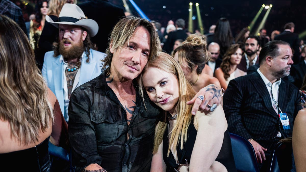 keith urban holding nicole kidman while at the acm awards