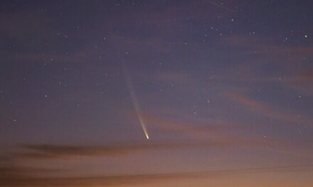 Comet Visible for First Time in 80,000 Years Captured Over Chilean Desert