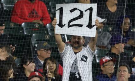 Chicago White Sox lose 121st game of the season, breaking MLB record