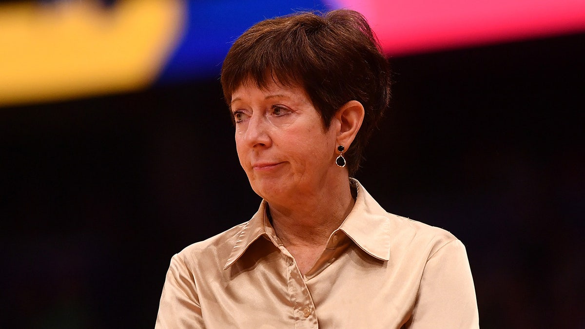 Muffet McGraw vs UConn