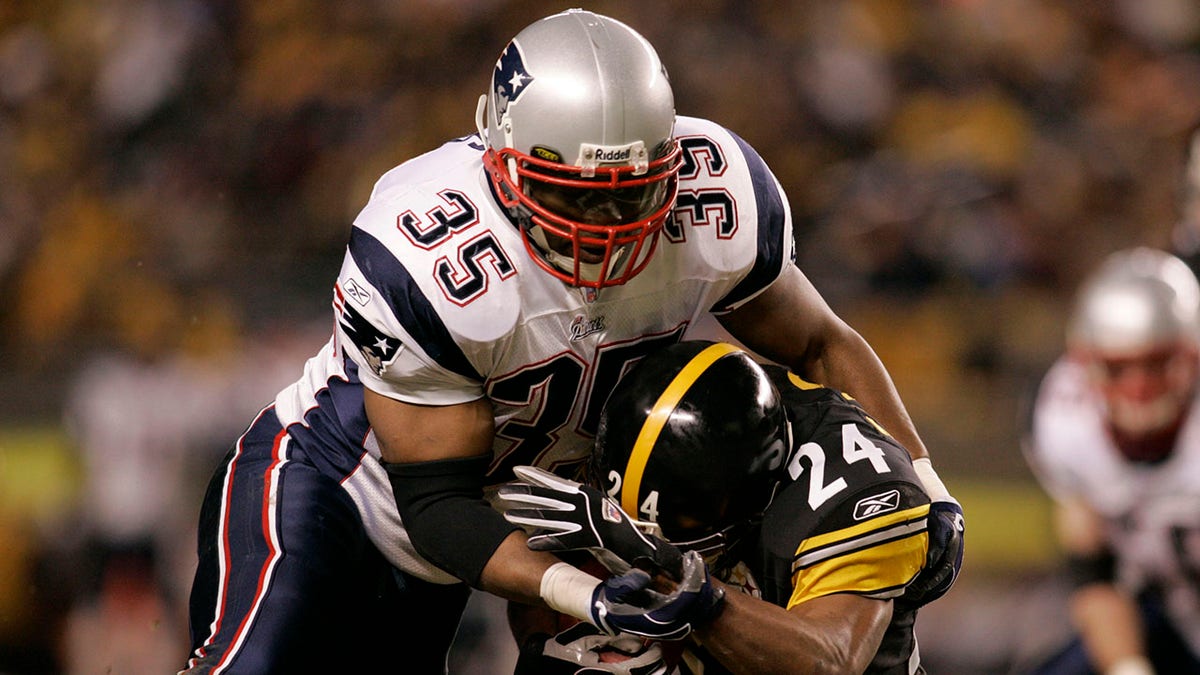 Patrick Pass tackles Steelers player