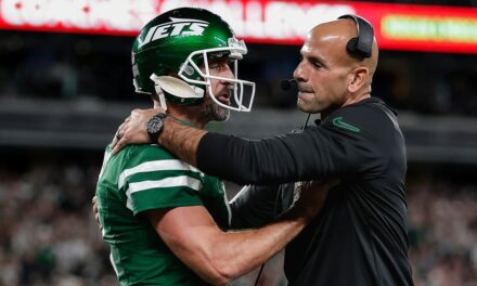 Aaron Rodgers explains why he rejected Robert Saleh’s hug in Jets home-opening win