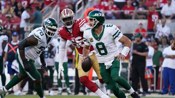 New York Jets QB Aaron Rodgers scrambles away from San Francisco 49ers DE Leonard Floyd at Levi's Stadium in NFL Week 1. (David Gonzales-Imagn Images)