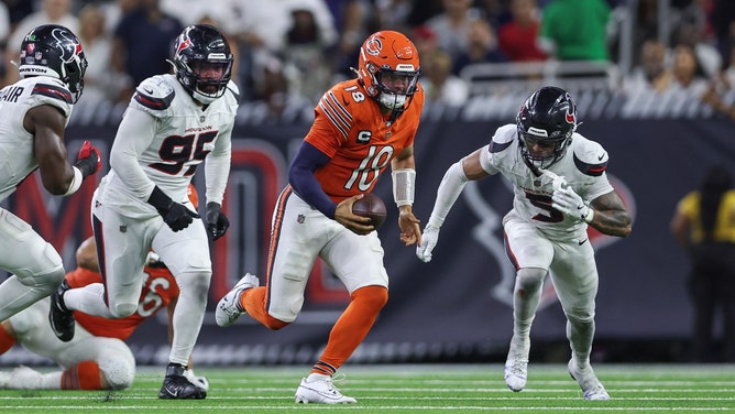 Chicago Bears QB Caleb Williams scrambles out of the pocket against the Houston Texans at NRG Stadium. (Troy Taormina-Imagn Images)