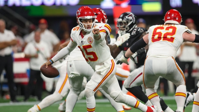 Kansas City Chiefs QB Patrick Mahomes drops back to pass vs. the Atlanta Falcons at Mercedes-Benz Stadium. (Brett Davis-Imagn Images)