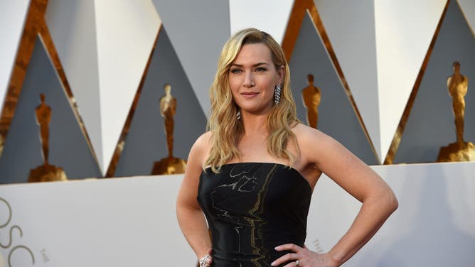 Actress Kate Winslet arrives on the red carpet for the 88th Oscars on February 28, 2016 in Hollywood, California. AFP PHOTO / VALERIE MACON / AFP / VALERIE MACON (Photo credit should read VALERIE MACON/AFP via Getty Images)