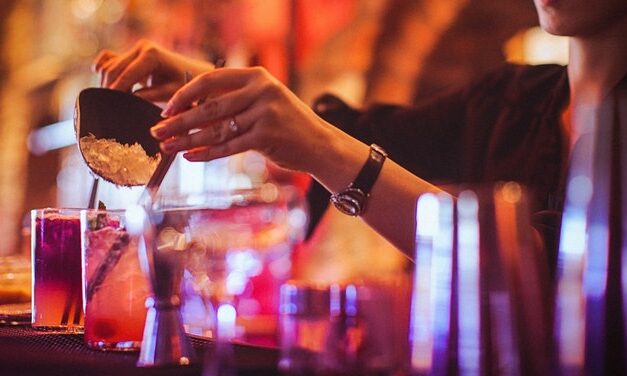 Bartender Knocks Woman Out With A Vicious Slap During ‘Hurricane Shot’