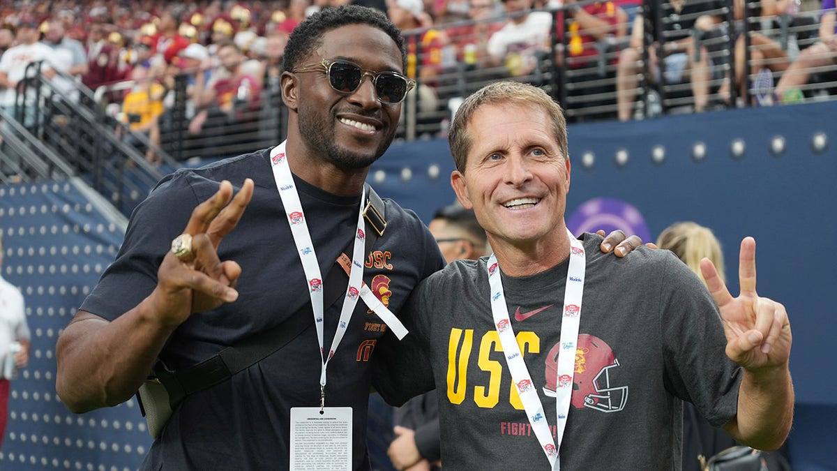 Reggie Bush peace sign