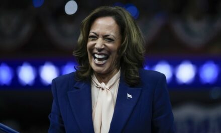 Former ‘Top Chef’ Host Fawns Over Kamala, Says She’d Be a ‘Great President’ for Her… Cooking Skills