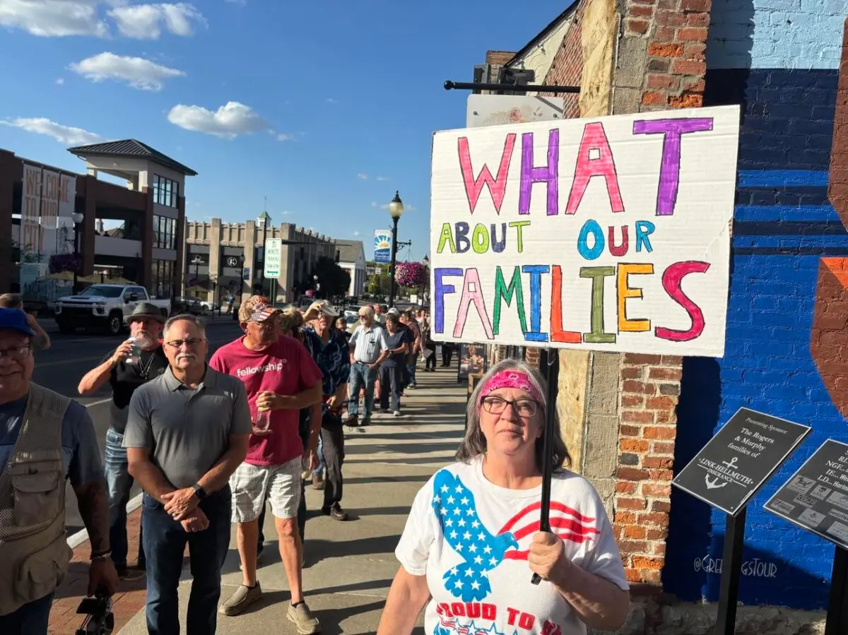 Springfield resident Lisa Hayes waits in line to attend Vivek Ramaswamy's town hall about the Haitian immigrant surge in Springfield, Ohio, on Sept. 19, 2024. (Jeff Louderback/The Epoch Times)