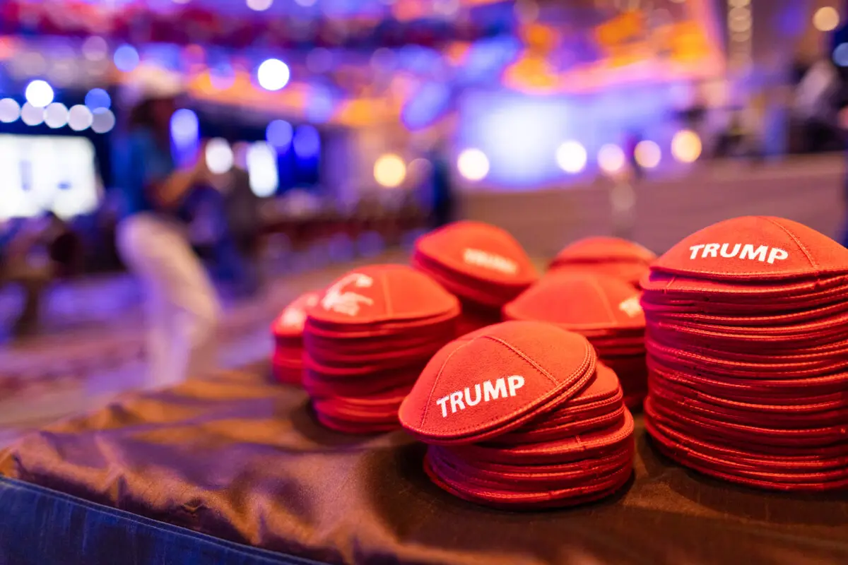 Favors add to the atmosphere at the 2024 Republican Jewish Coalition meeting in Las Vegas, Nev., on Sept. 5, 2024. (John Fredricks/The Epoch Times)