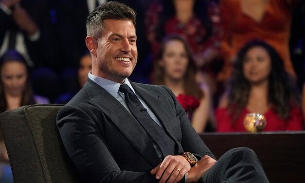 Jesse Palmer Roasted A Florida Fan Surrounded By Women ‘That Guy’s In The Friend Zone’