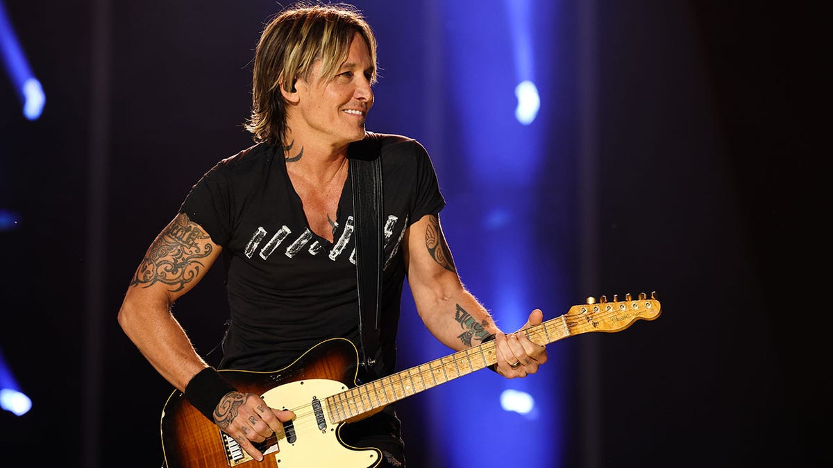 keith urban performing