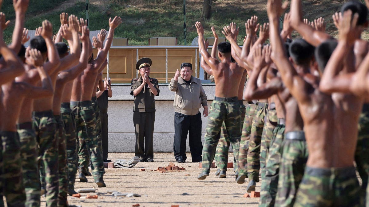 Kim Jong Un with soldiers