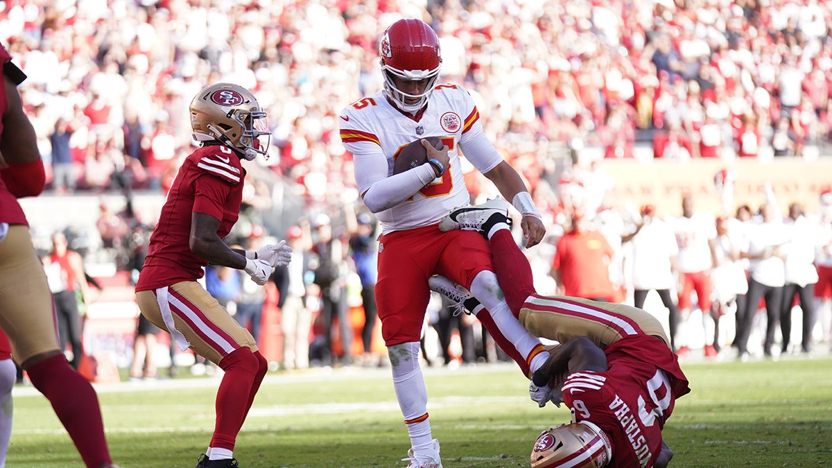 Patrick Mahomes scores touchdown