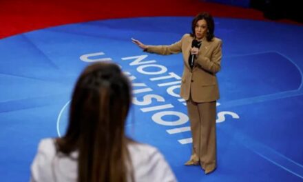 Kamala Greets Latino Crowd With ‘Donde Esta La Bibloteca?’