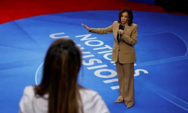 Kamala Greets Latino Crowd With ‘Donde Esta La Bibloteca?’