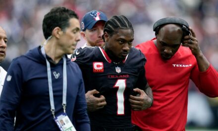 Texans star Stefon Diggs leaves game vs Colts with non-contact knee injury