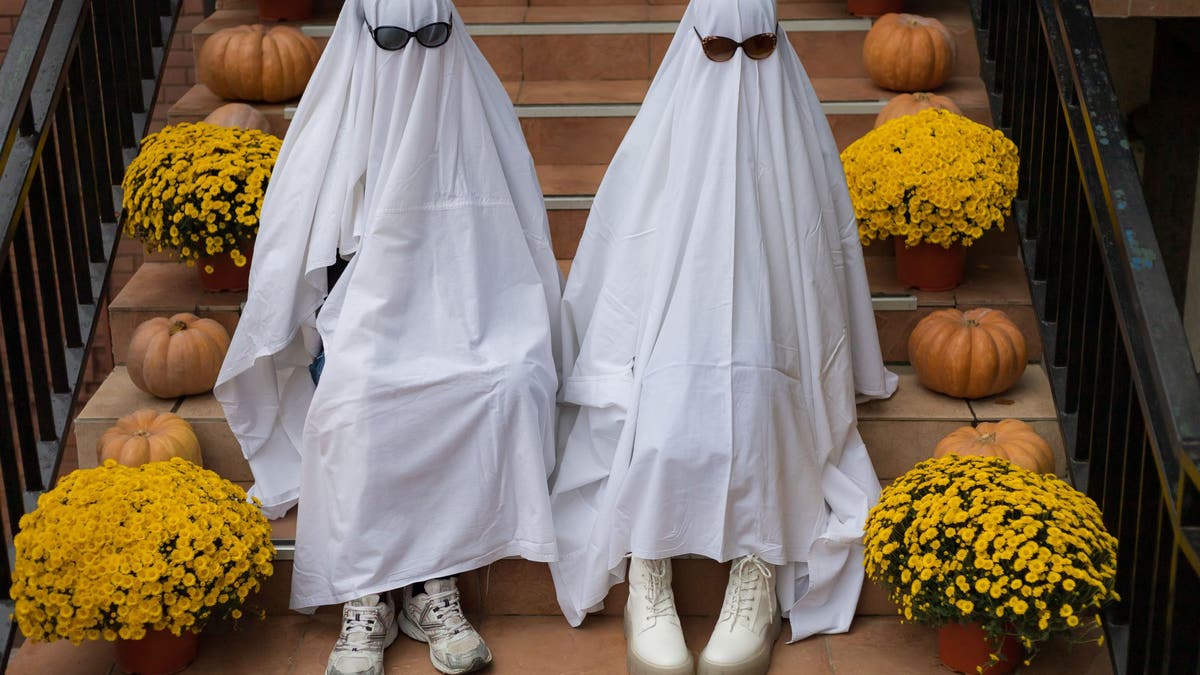 Popular among young people and teenagers, the trendy entertainment is to dress in white bedspreads or sheets symbolically depicting ghosts. Ghost Challenge