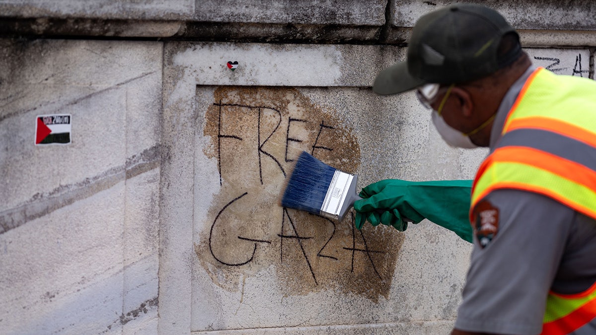 NPS worker cleaning up 'Free Gaza