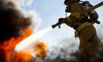 Hundreds of Oakland residents forced to evacuate from fast-moving fire