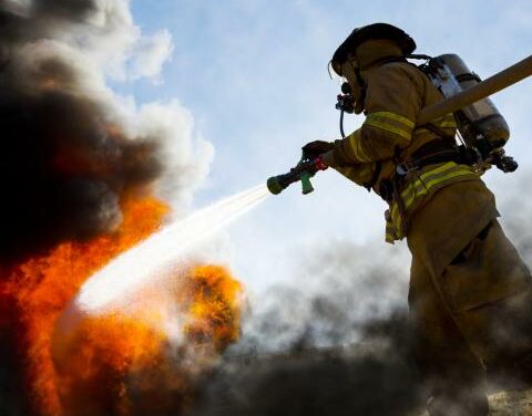 Hundreds of Oakland residents forced to evacuate from fast-moving fire