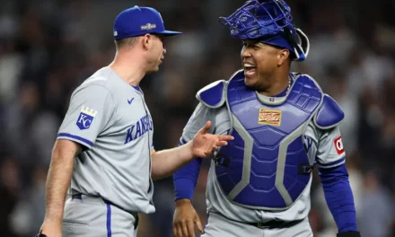 Royals use big 4th inning to tie ALDS with Yanks