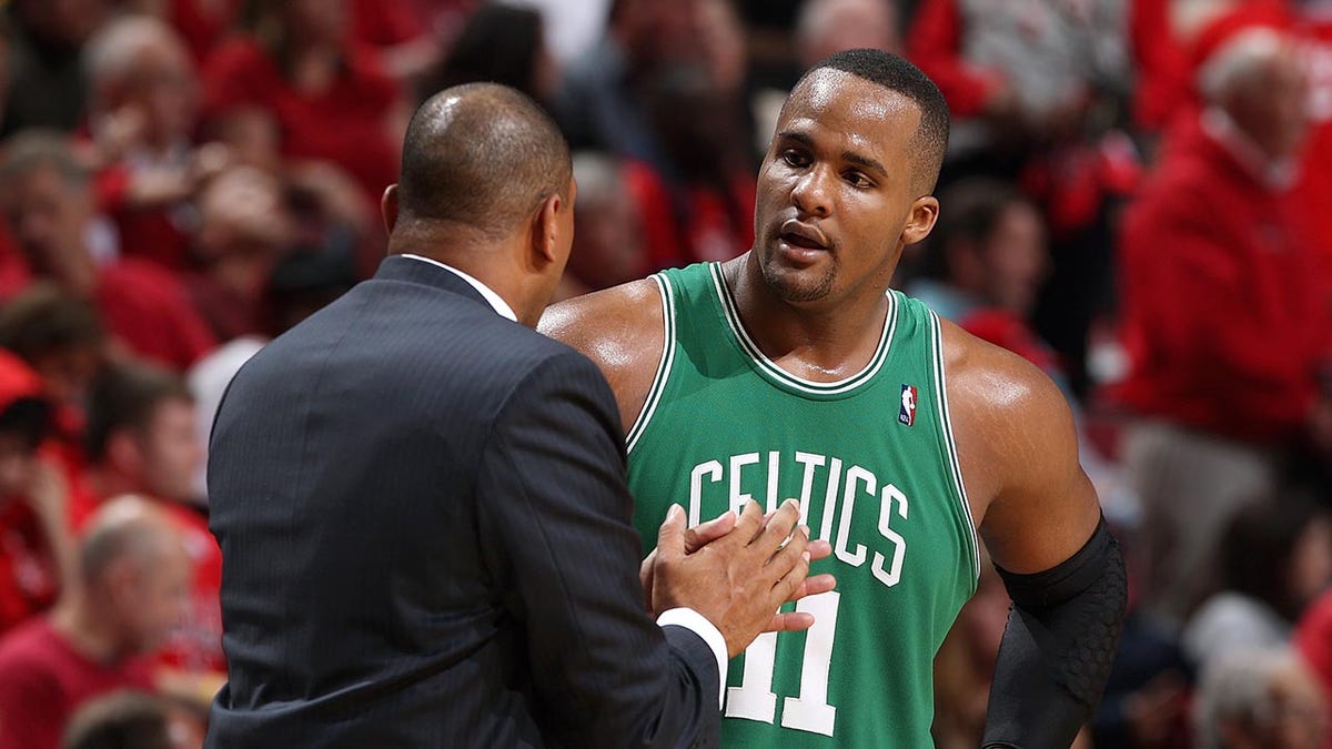 Glen Davis talks to Doc Rivers