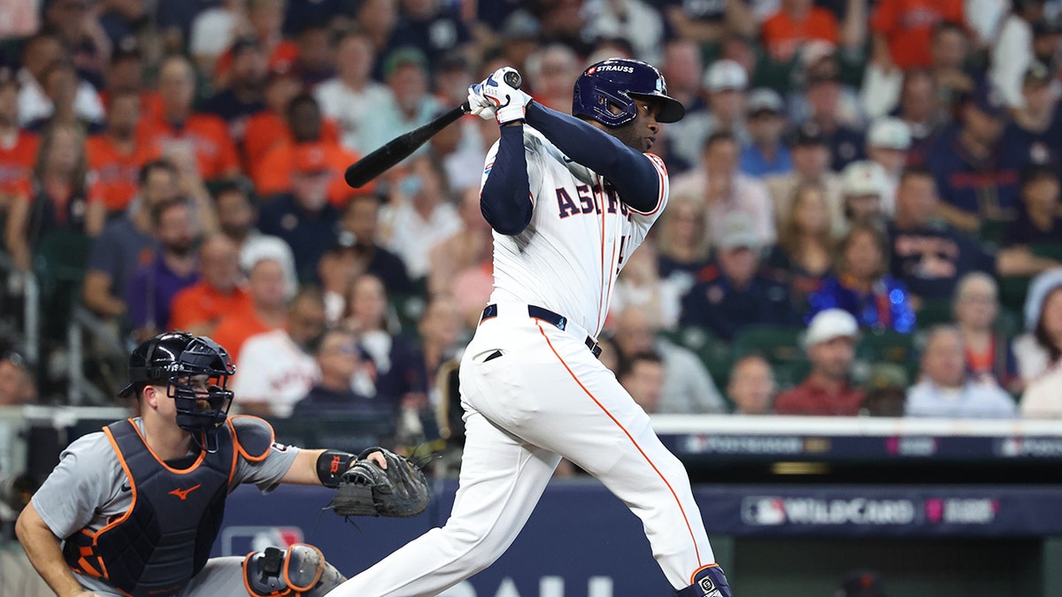 Yordan Alvarez at-bat during an MLB game