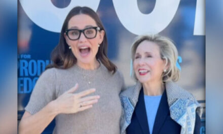 Jennifer Garner Teams Up With Tim Walz’s Wife in Nevada: ‘It’s the Jen and Gwen. Whoooo. Yay’