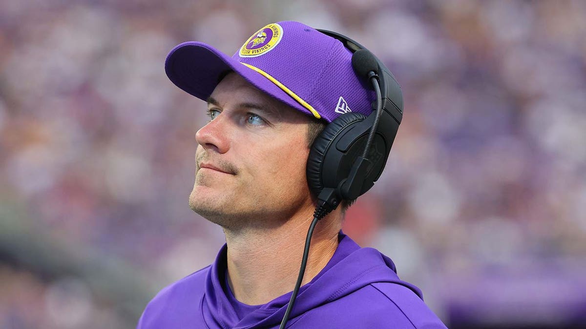 Kevin O'Connell looks on during a Vikings game