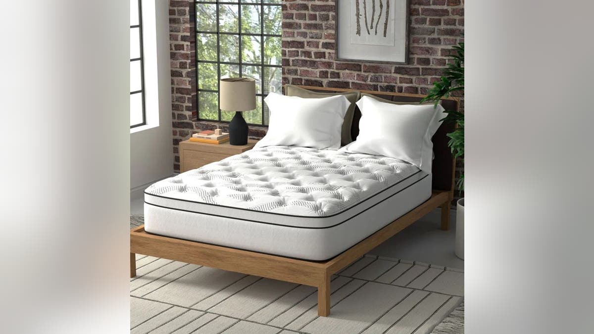 This hybrid memory foam mattress combines modern gel memory foam with classic pocket coils.