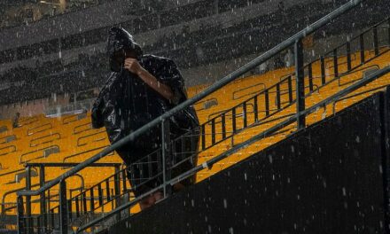 Steelers, Cowboys fans receive dire warning from stadium officials as thunderstorms delay kickoff